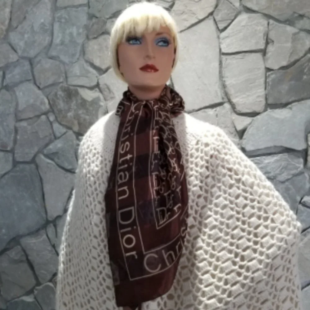 Dior elegant scarf