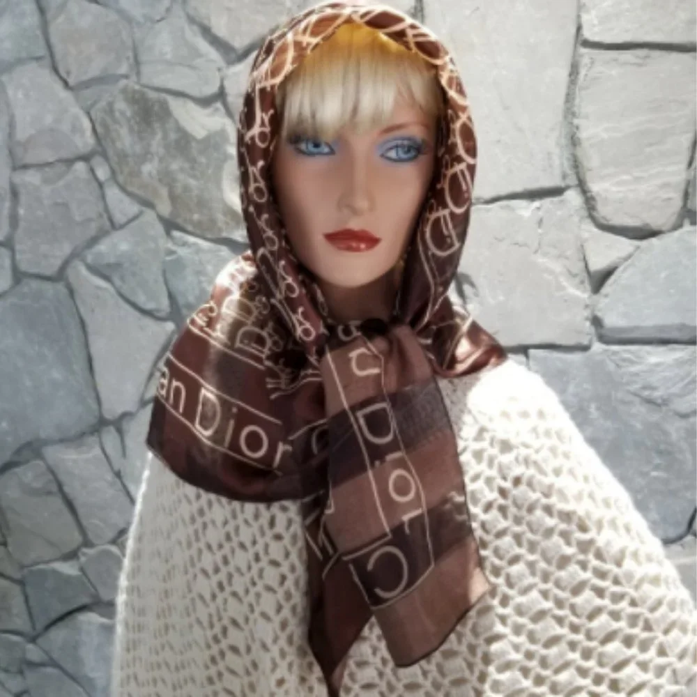 Dior elegant scarf
