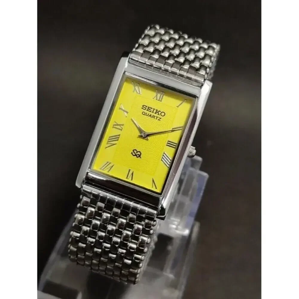 Vintage Style Seiko Quartz Mens Silver Watch & Yellow accents W/ Metal Strap