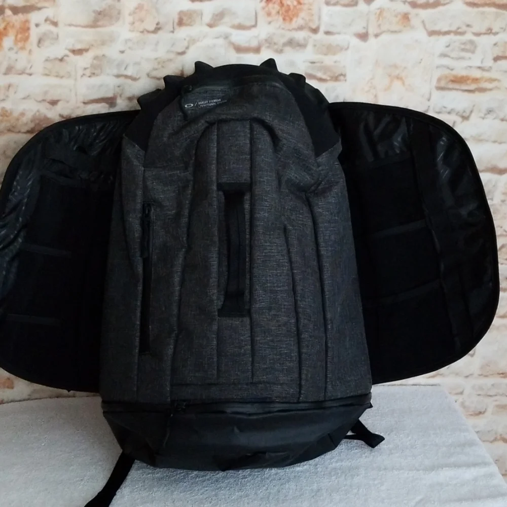 New Oakley Aero Pack Bag