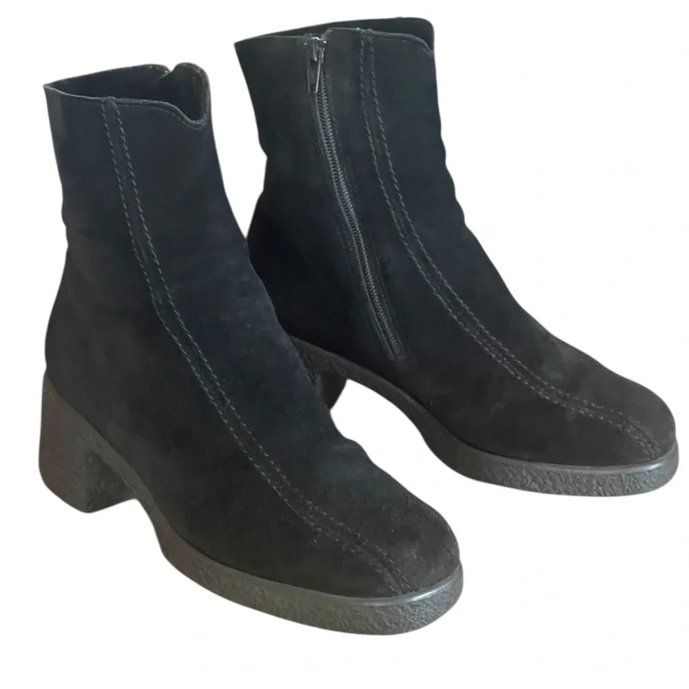 La Canadienne Elizabeth wedge heeled suede boots. Size 6 1/2. GUC