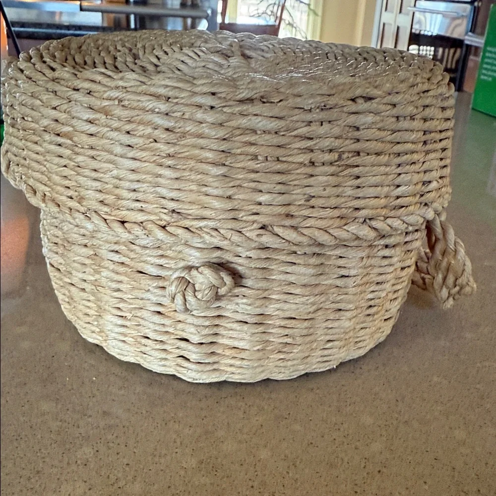 N/A vintage round