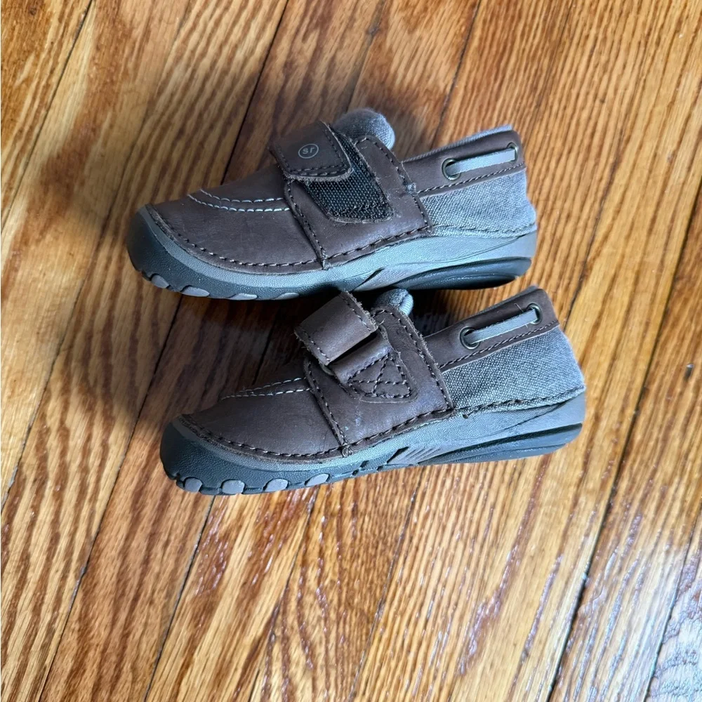Stride Rite (Wally) Brown Kids Shoes with Velcro Strap size 6