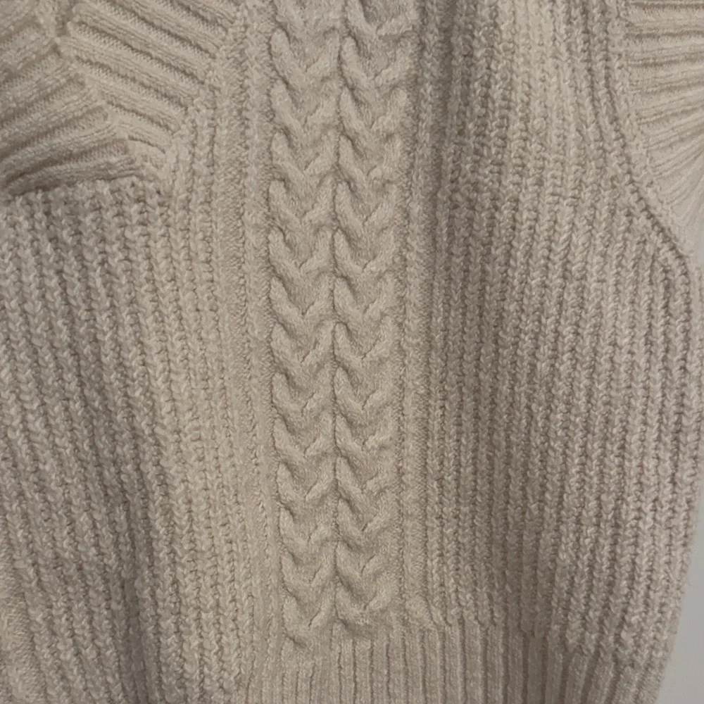 Universal Thread chic neck