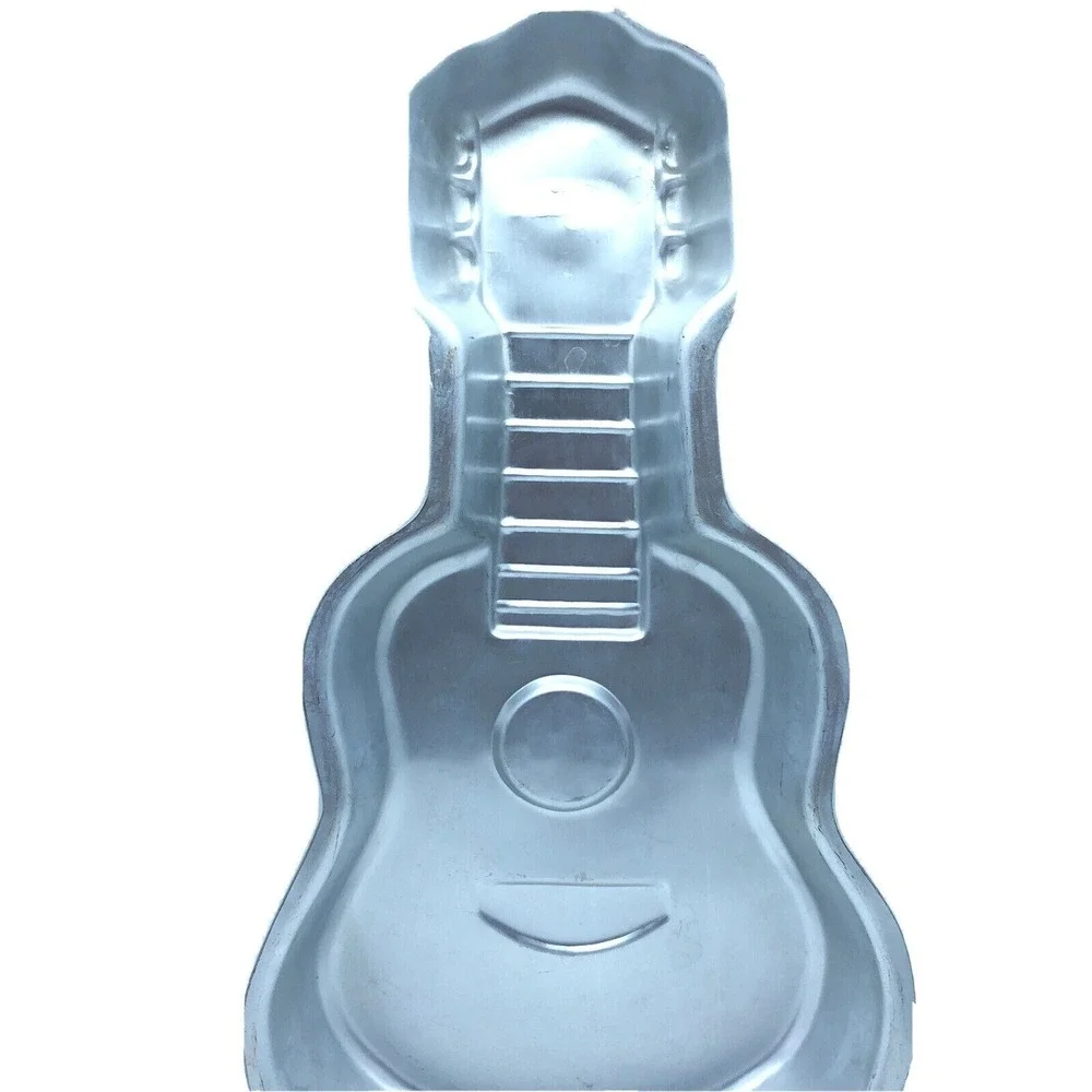 Wilton guitar cake