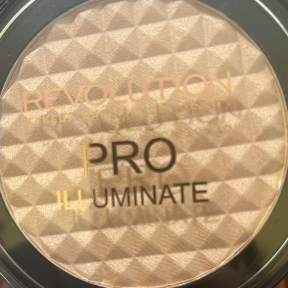 Makeup Revolution Pro Illuminate Compact
