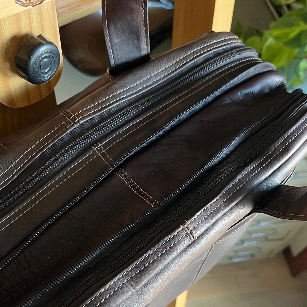 Kenneth Cole Reaction features briefcase use
