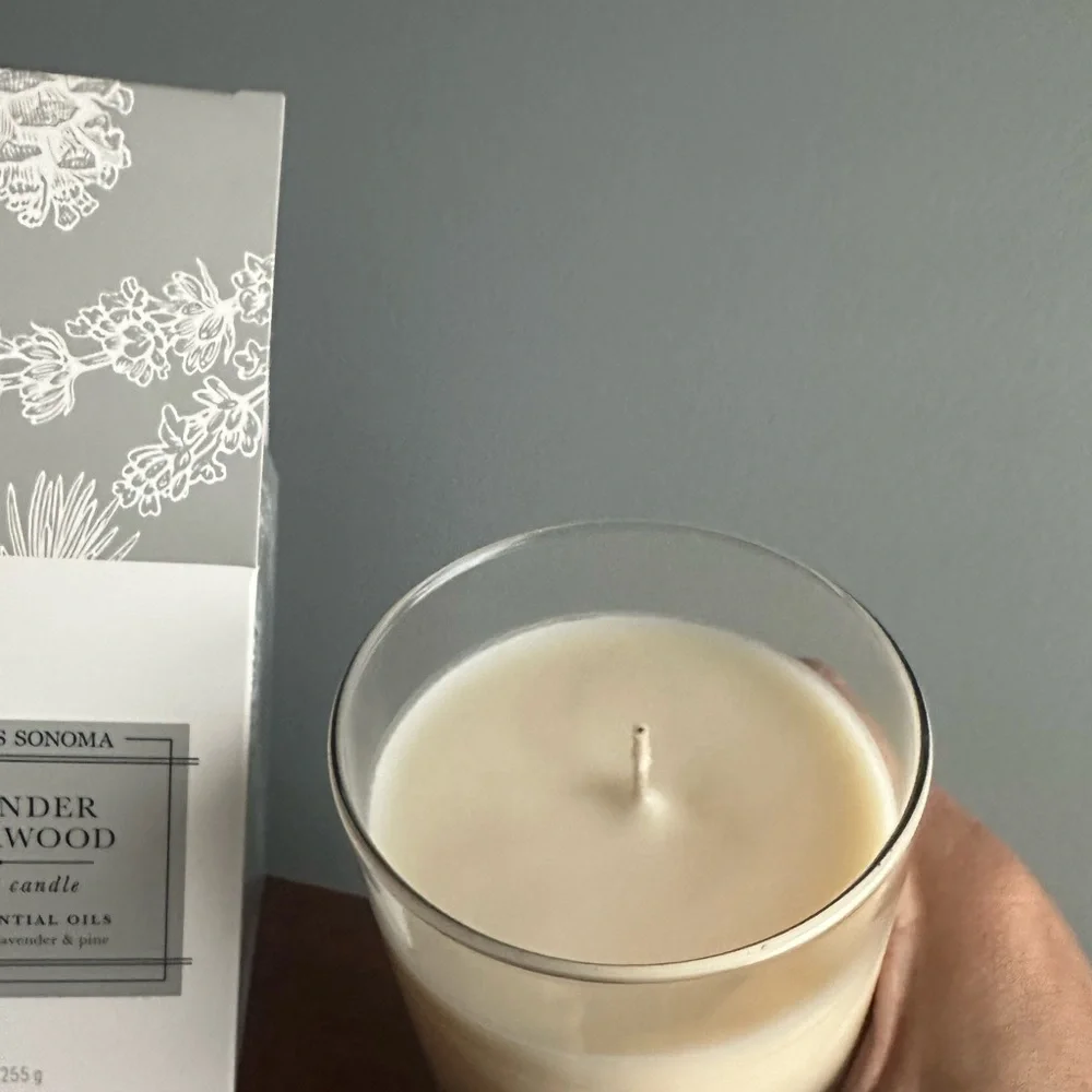 NIB. William Sonoma Lavender Cedarwood Scented Candle 225g/9oz. 48 hrs burn time
