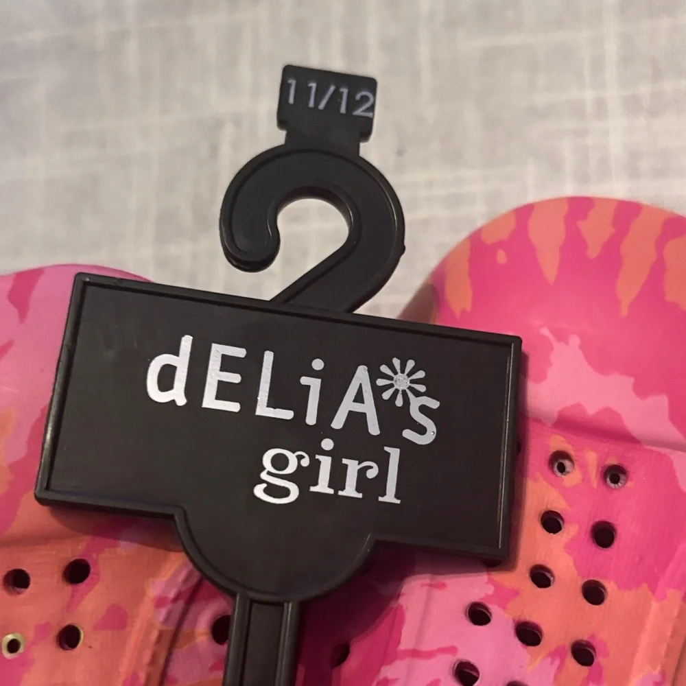 dELiA*s bright fun