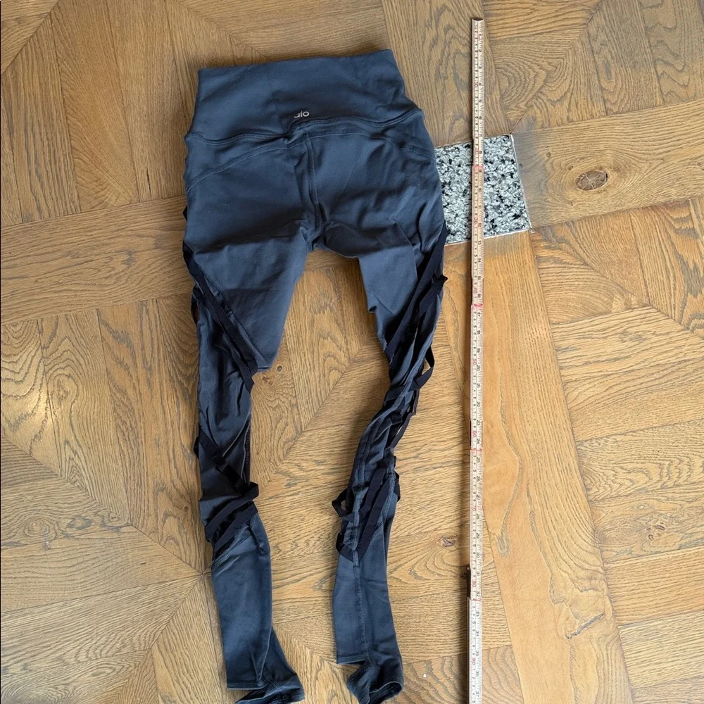 ALO Yoga stylish yoga charcoal