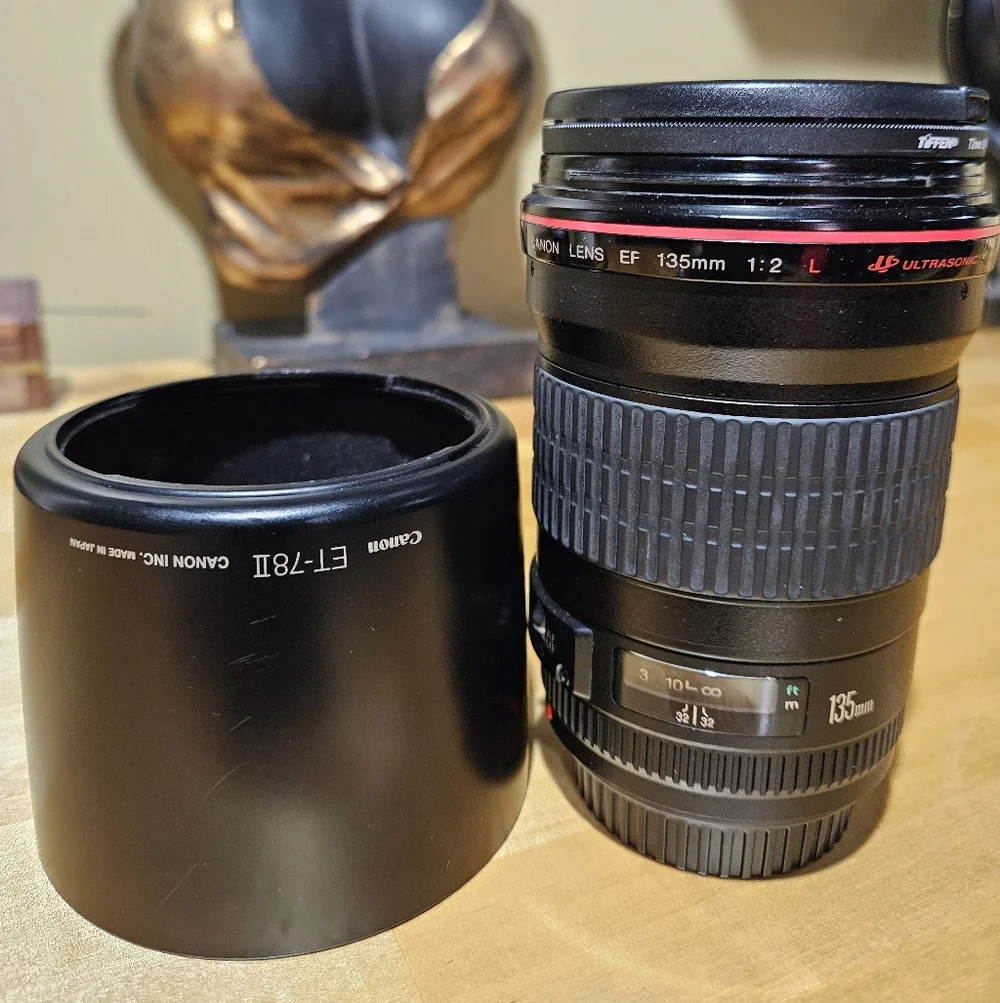 Canon EF 135mm f/2 L USM Telephoto Lens – Excellent Condition w/ Caps & Hood