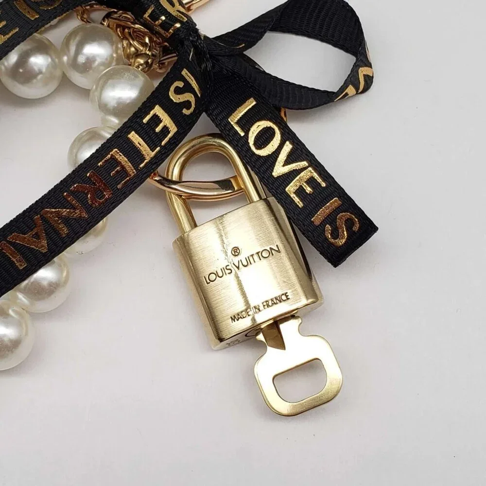 Louis Vuitton can featuring it