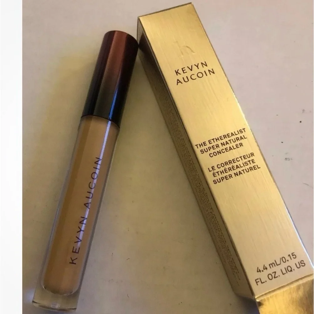 Kevyn Aucoin blurs imperfections
