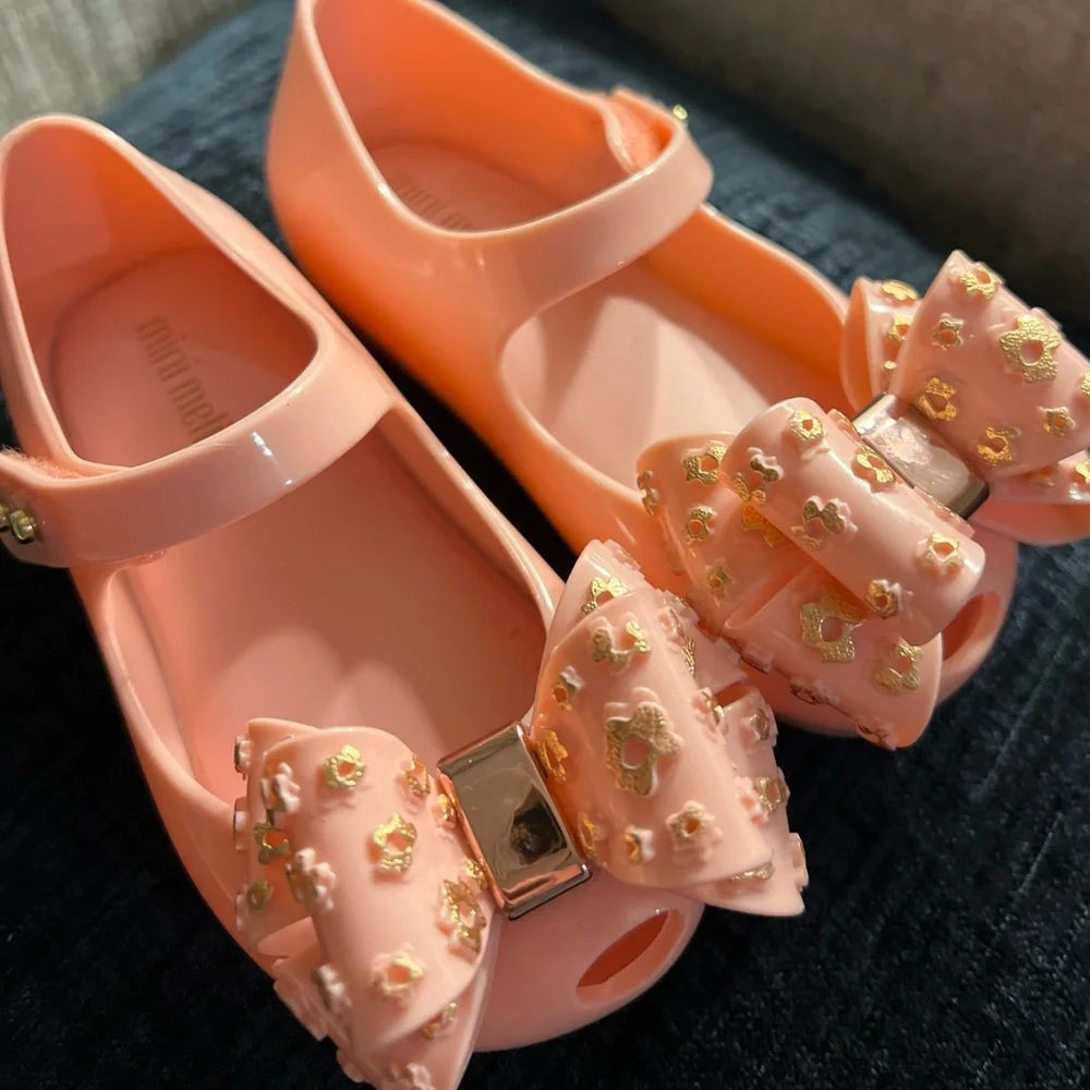 Mini Melissa questions leave