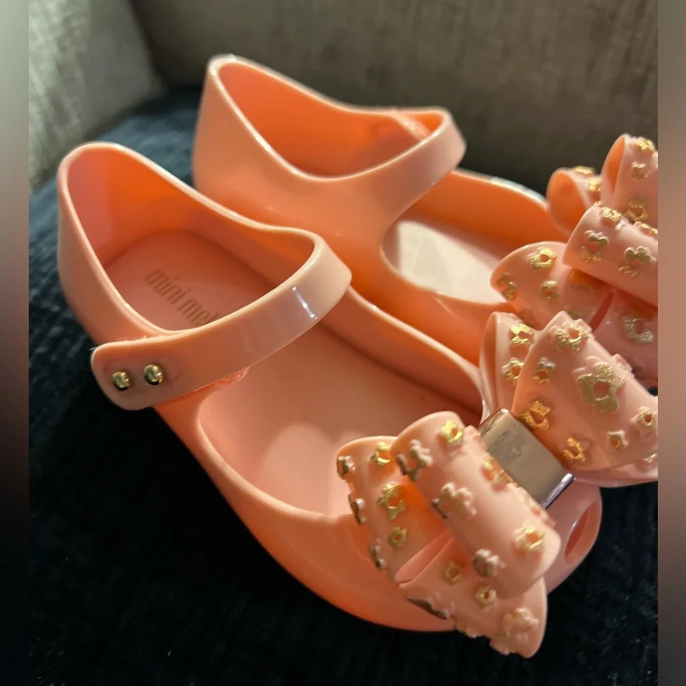 Mini Melissa questions leave