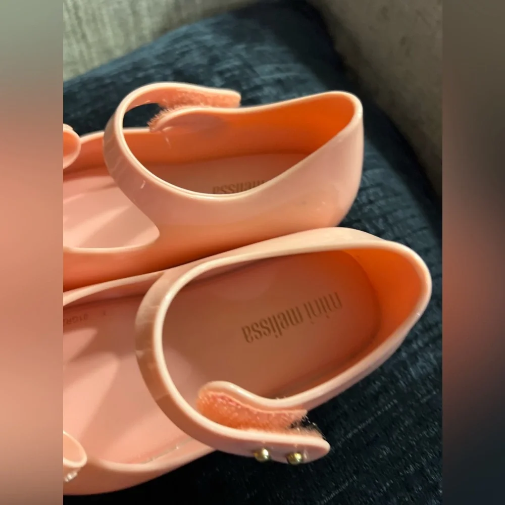 Mini Melissa questions leave