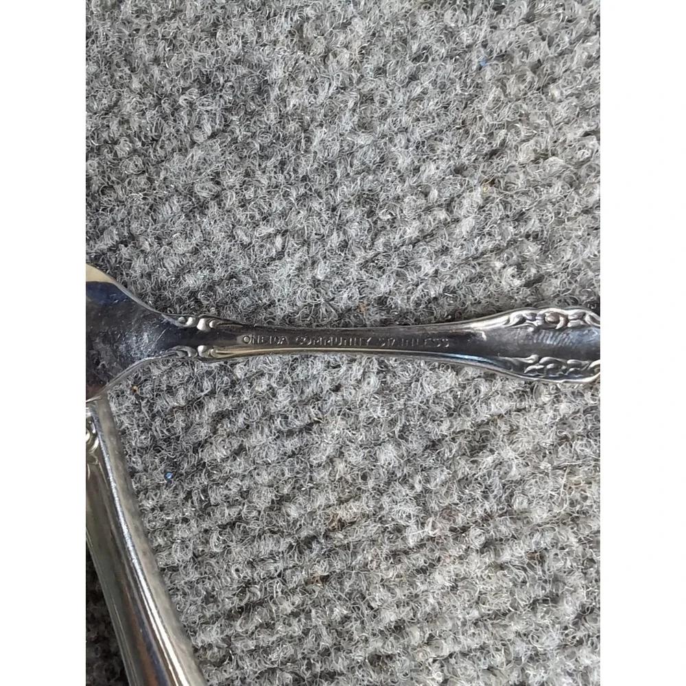 Silver Artistry Pattern by Community Silverplate 14 Pieces Butter Knives Serving