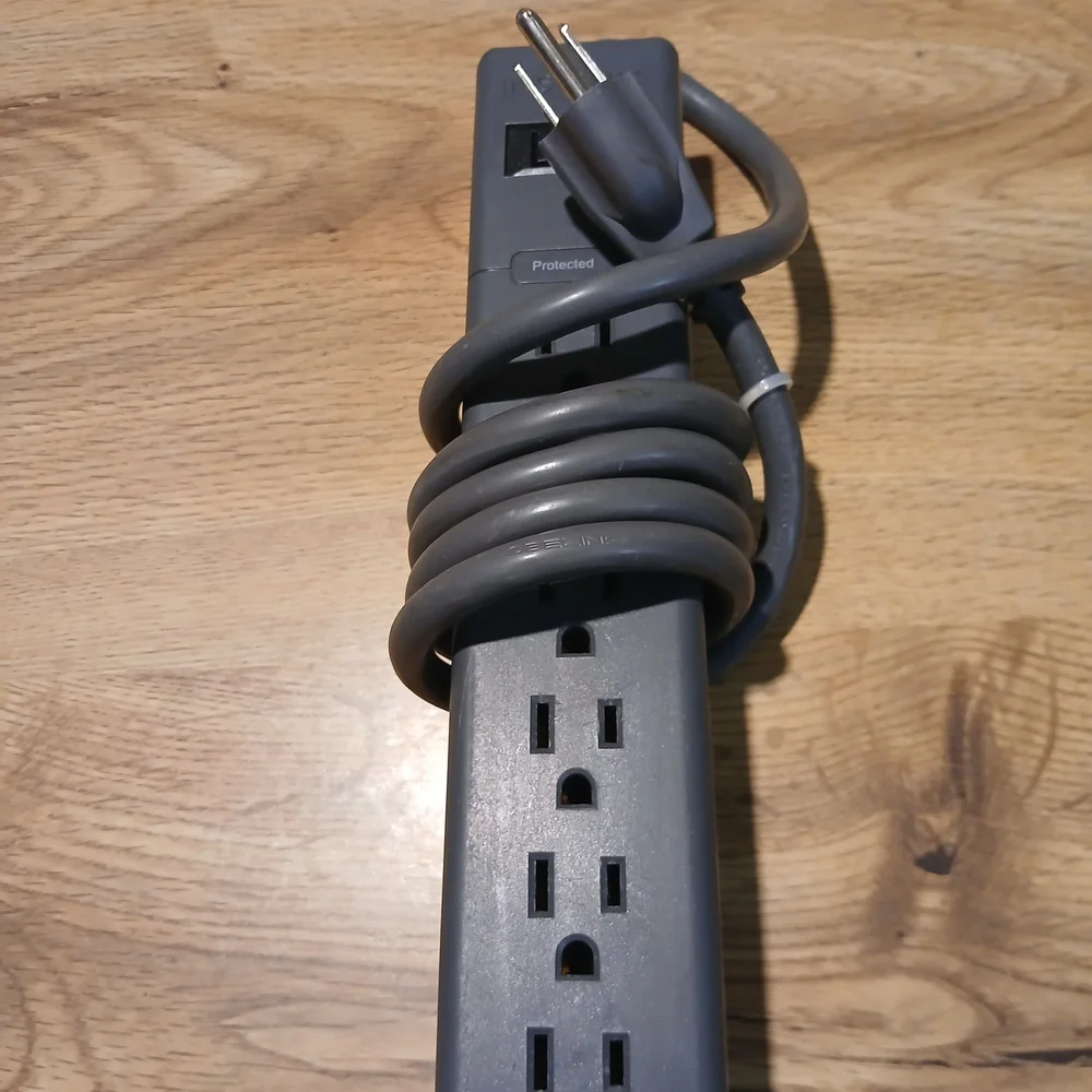 Insignia 6 Outlet Surge Protector