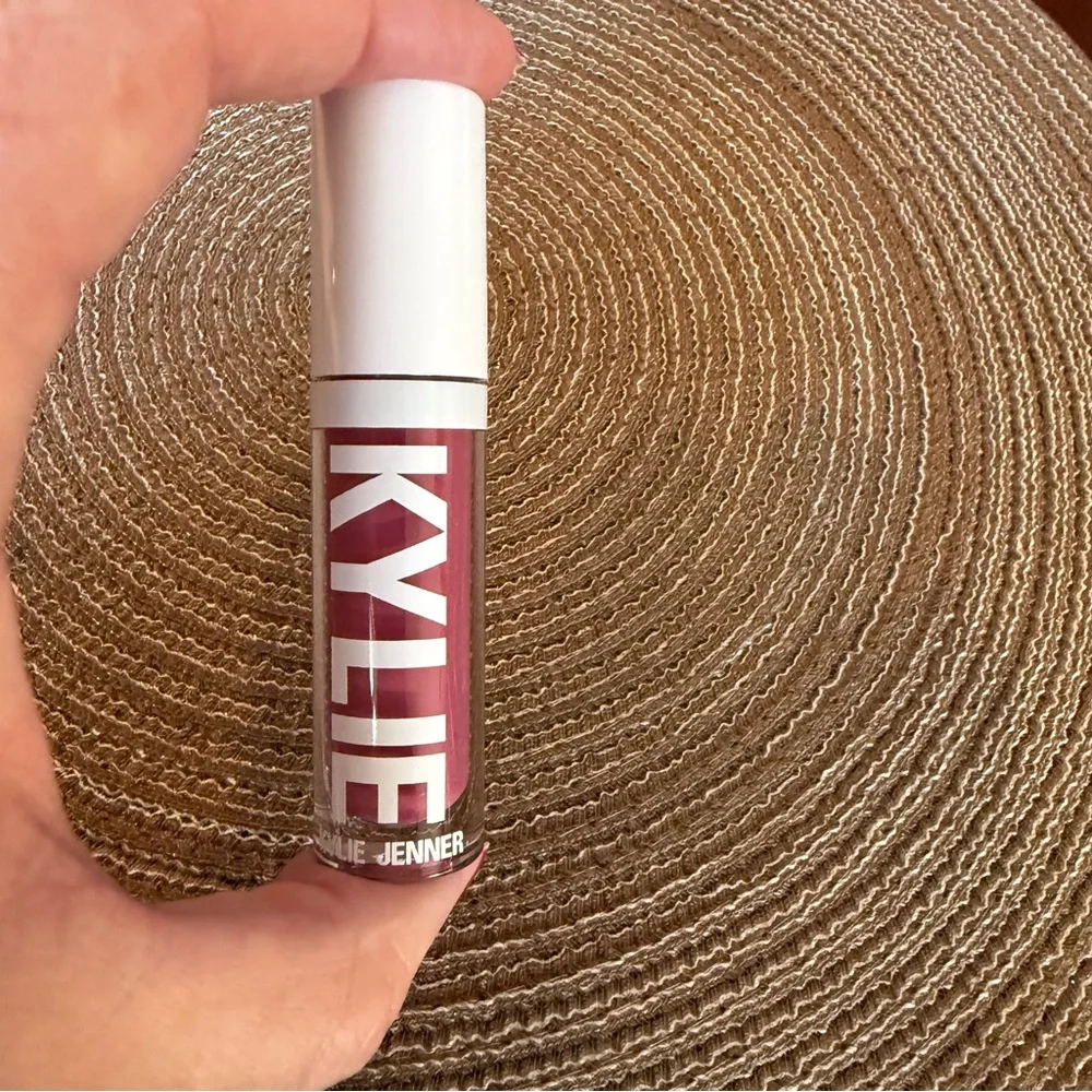 Kylie Jenner liner lipstick how