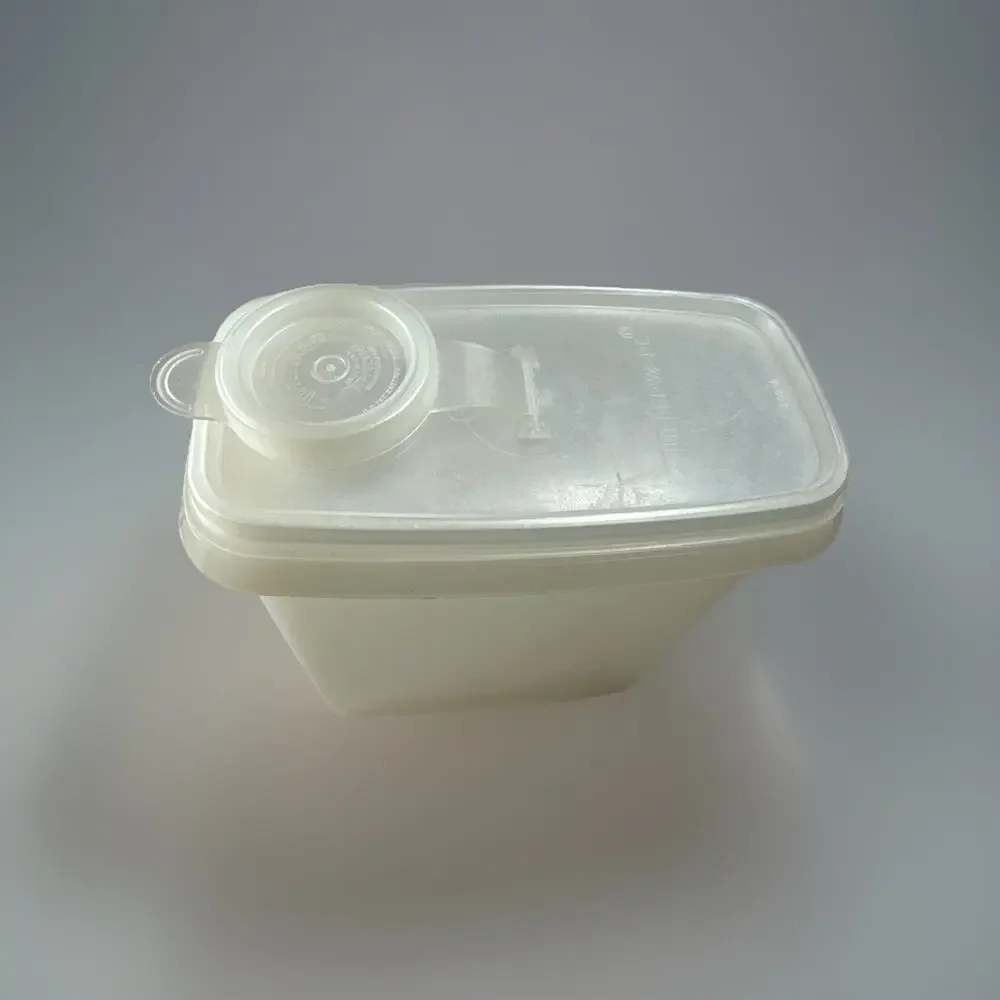 Tupperware vintage store