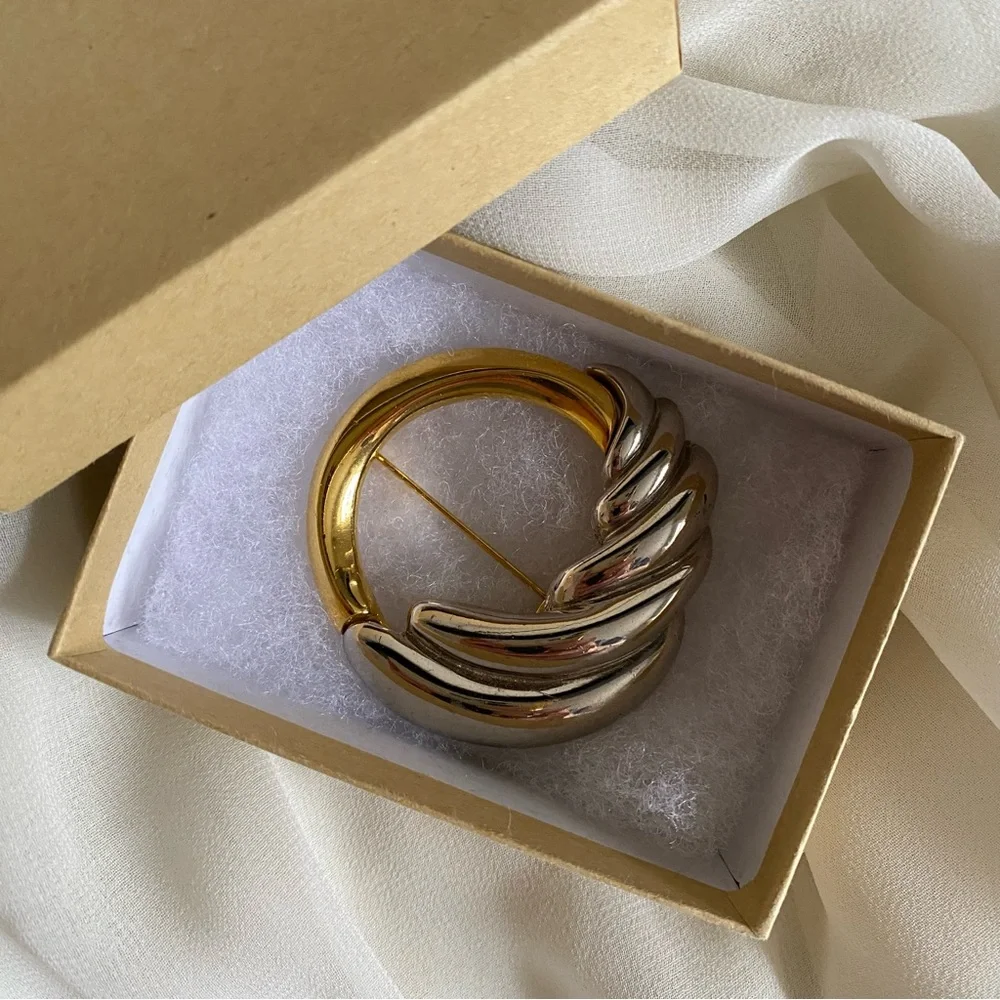 Vintage two‑tone circle
