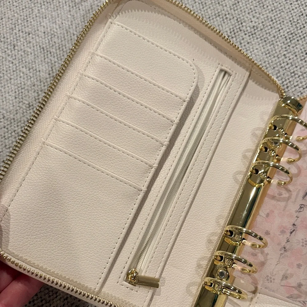 christina Loves Planning elegant cream