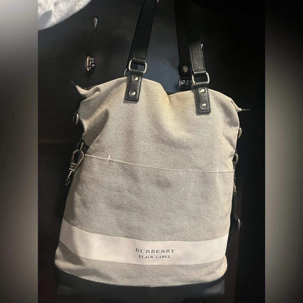 Burberry stylish messenger