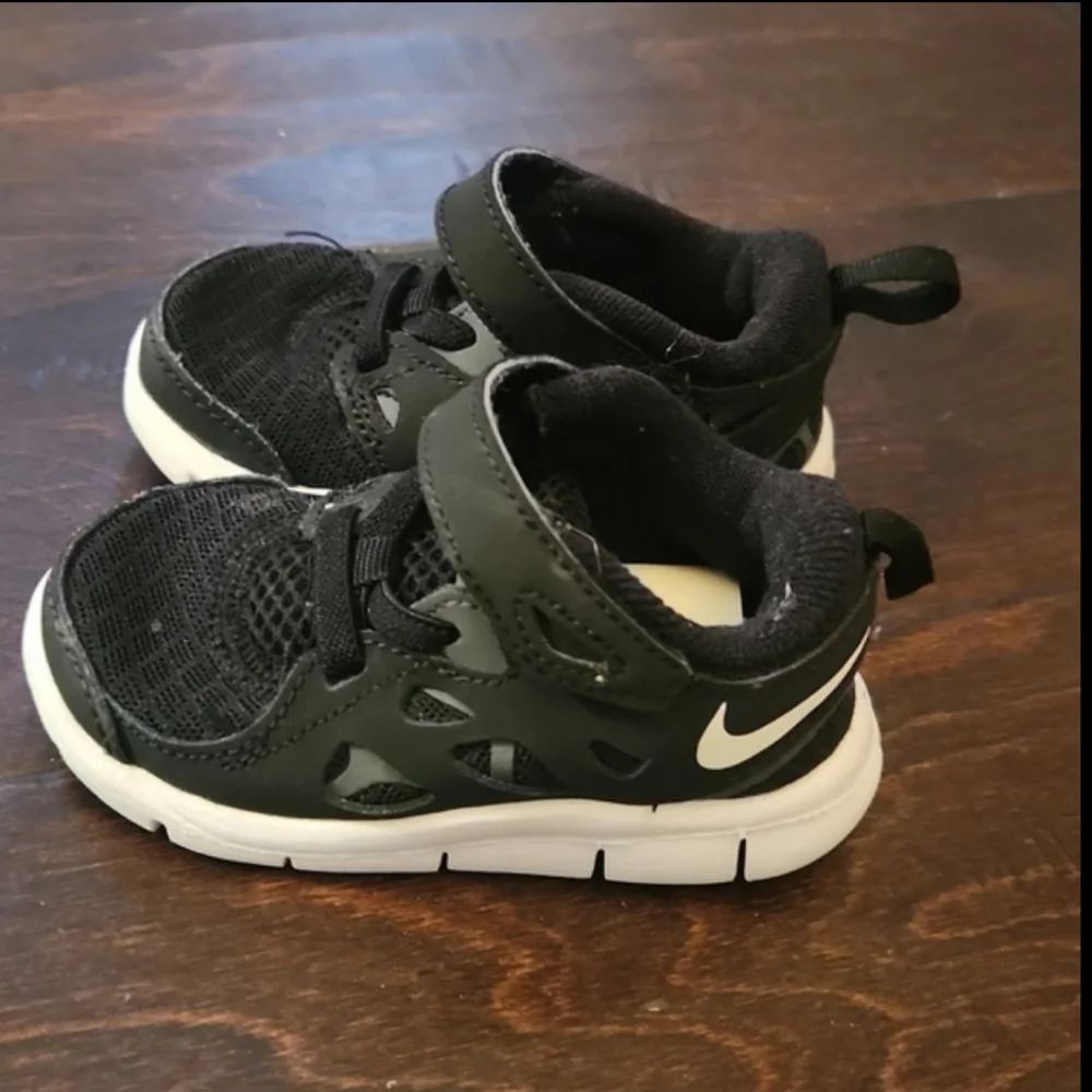 Nike baby boy black sneakers 2
