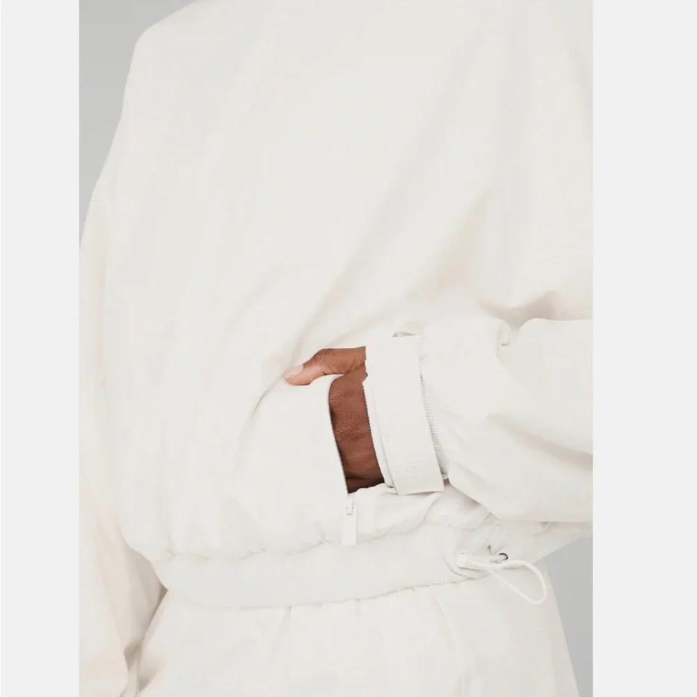 ALO Yoga stylish cream