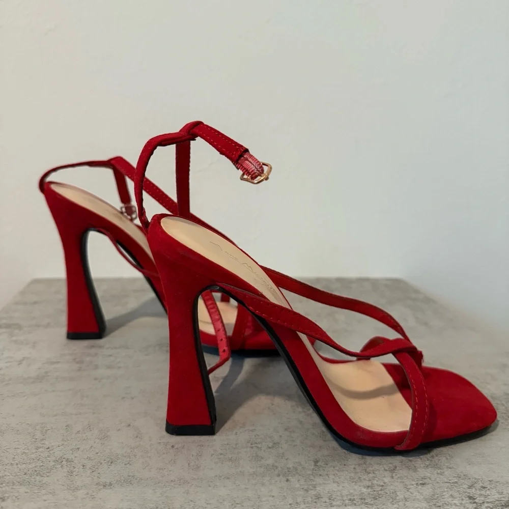 Anna Molinari red anna