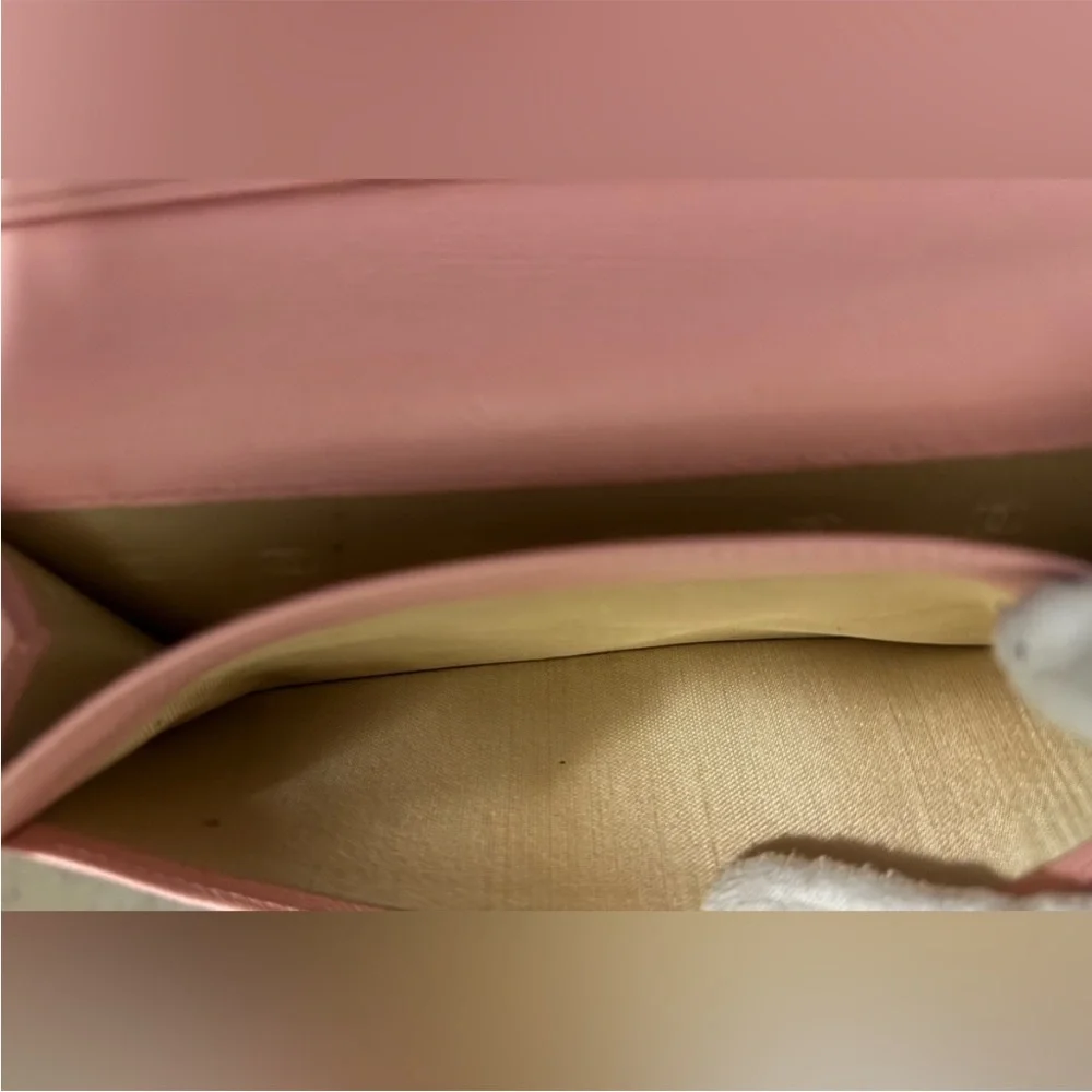 CHANEL elegant continental
