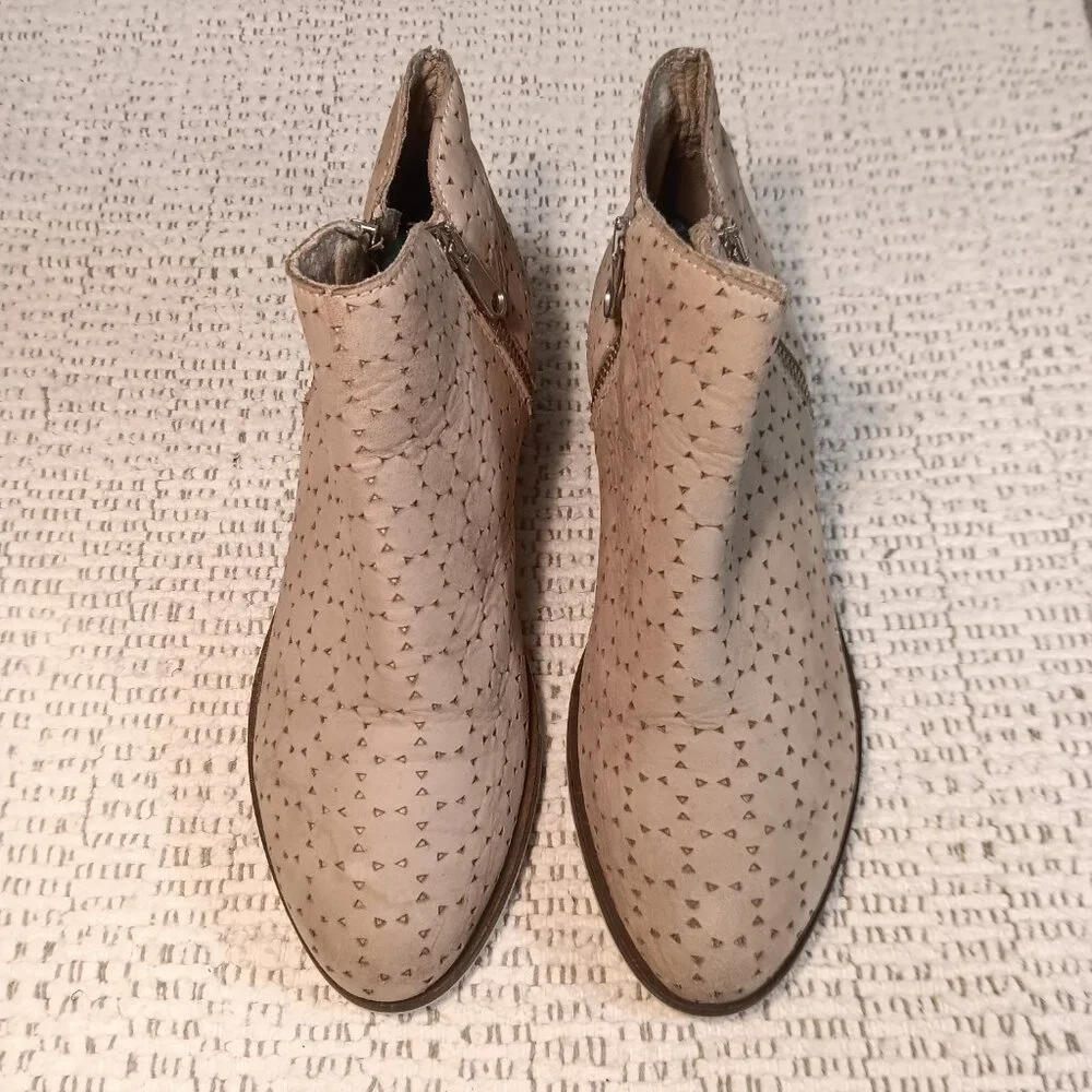 Bata women's tan beige leather laser cut out double zipper ankle boots sz 6.5 US