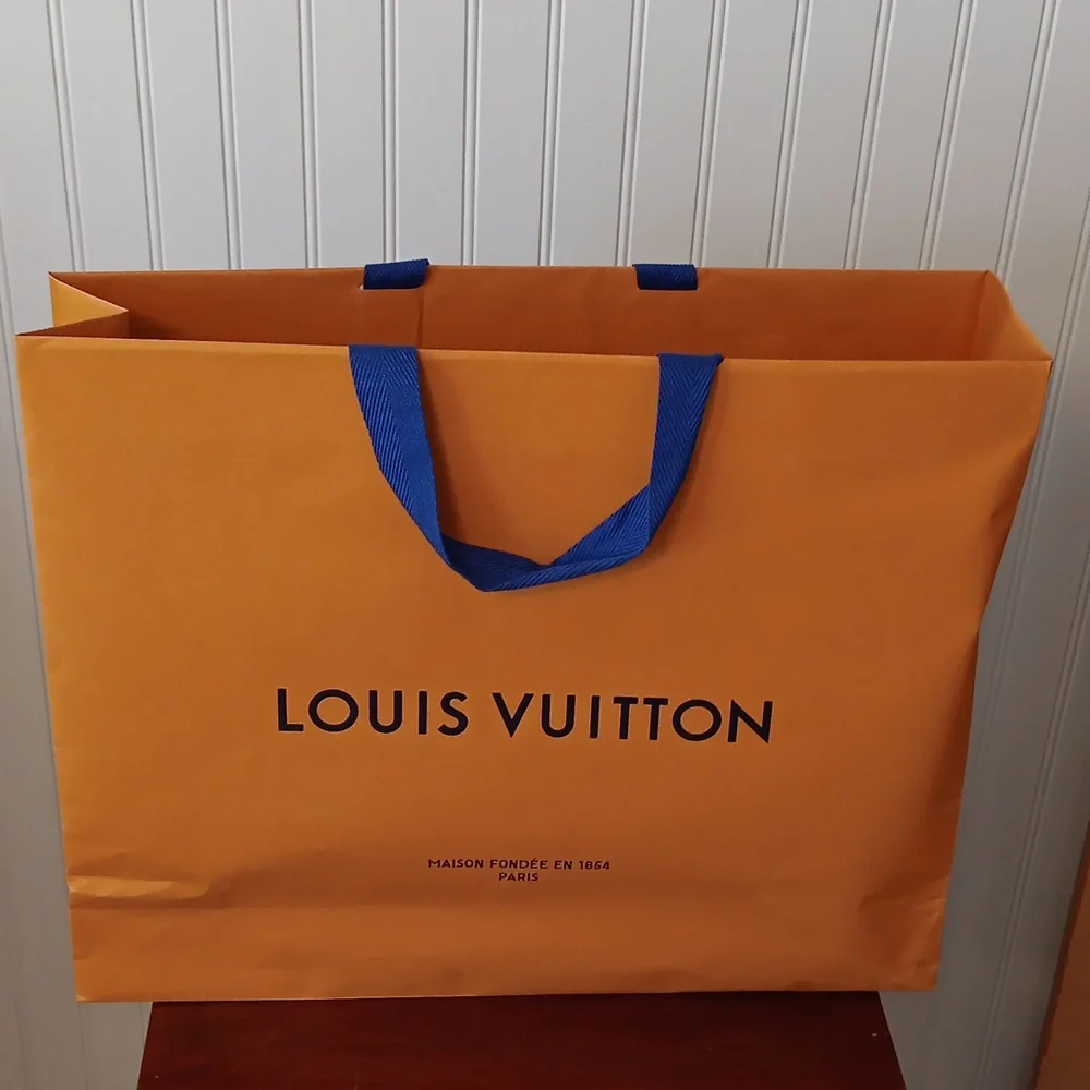 Louis Vuitton approx 19