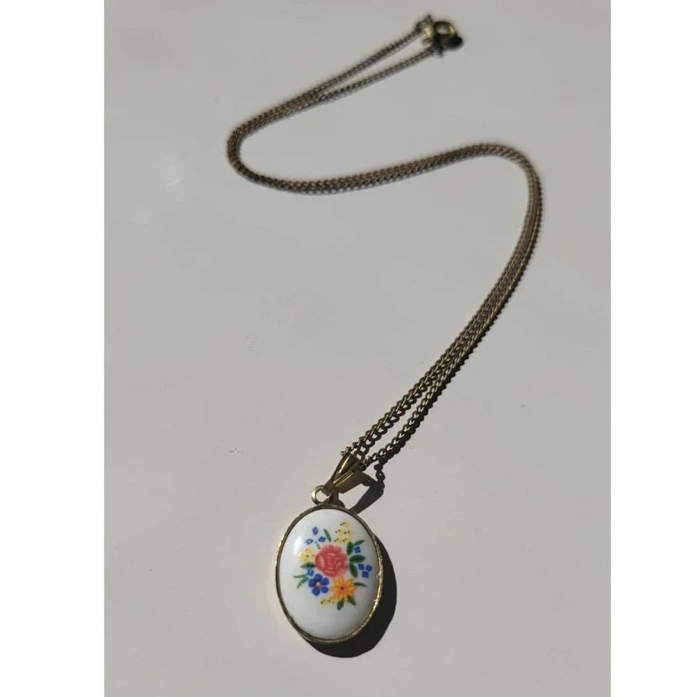 N/A oval pendant