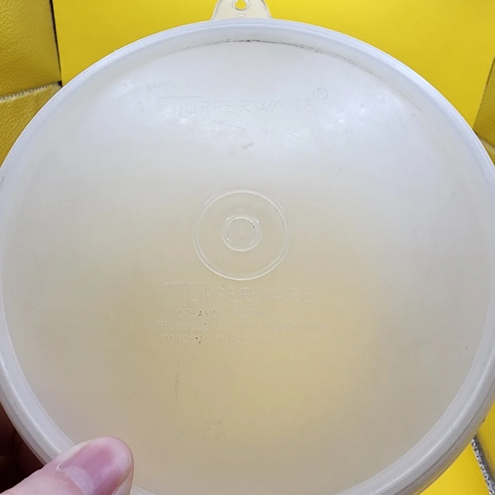 Tupperware vintage round