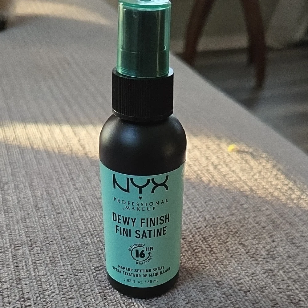 NYX Dewy Finish Fini Satine‎