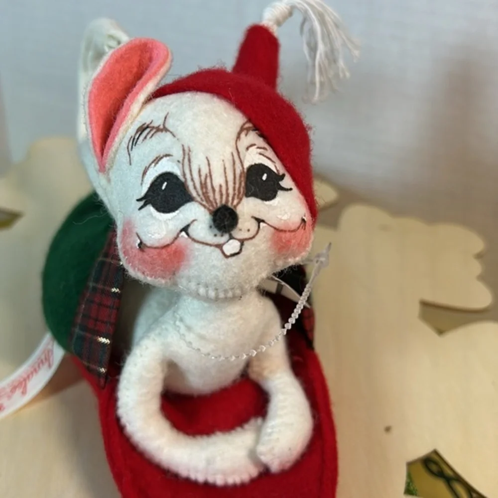 Annalee mouse in a slipper 2007