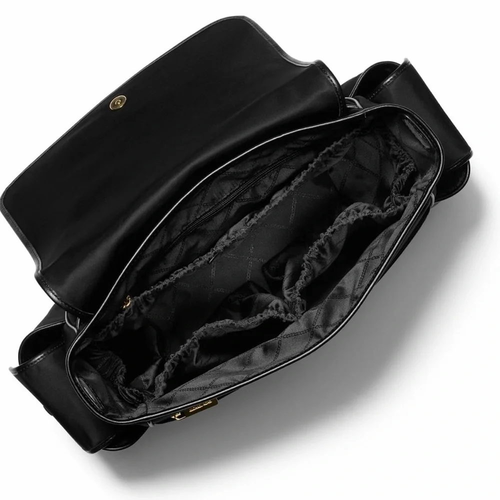 Michael Kors chic messenger