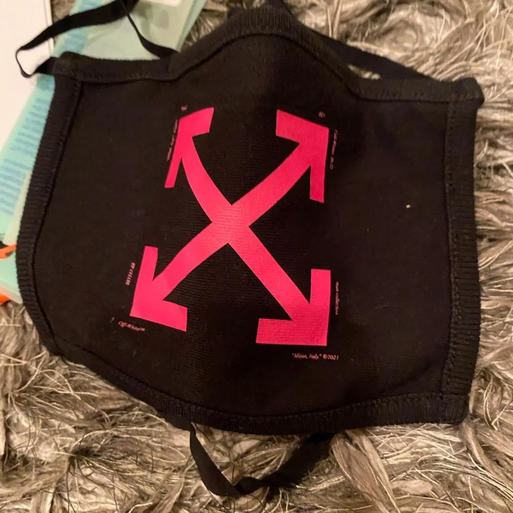 NWT Off-White Black Face Mask with Pink Arrows
