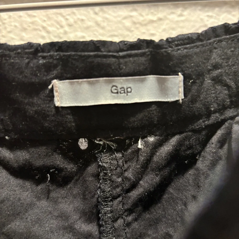 GAP black eyelet