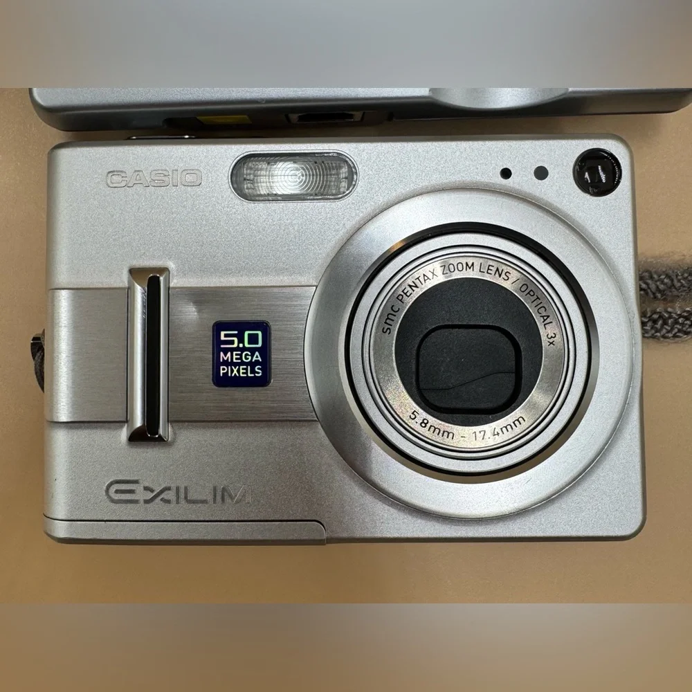 BROKEN Casio Exilim 5.0 Mega Pixels Compact Digital Camera w/manual FOR PARTS