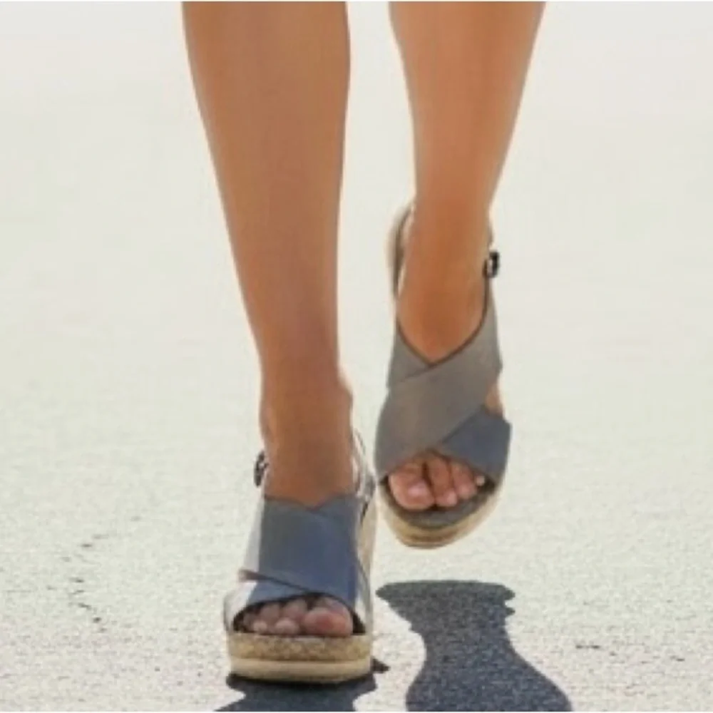 Clark’s Women’s Gray Leather Cross-Strap Wedge Sandals, Size US 9.5