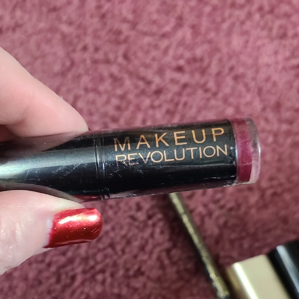 Makeup Revolution Lipstick Stick - Deep Berry Pink