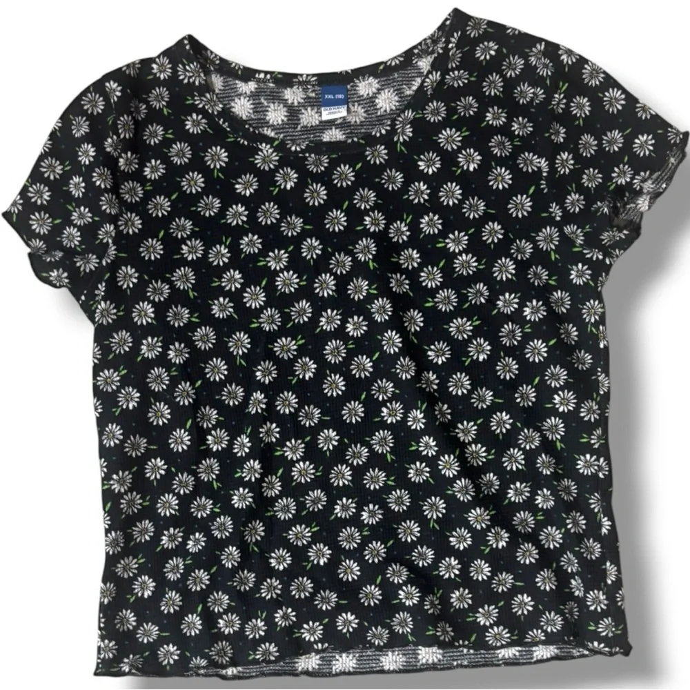 Old Navy Kids Black Short Sleeve Ruffle Hem Lightweight Tee w/White Daisy Print