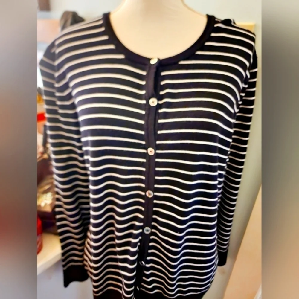 NWT JONES NY FULL BUTTON CARDIGAN