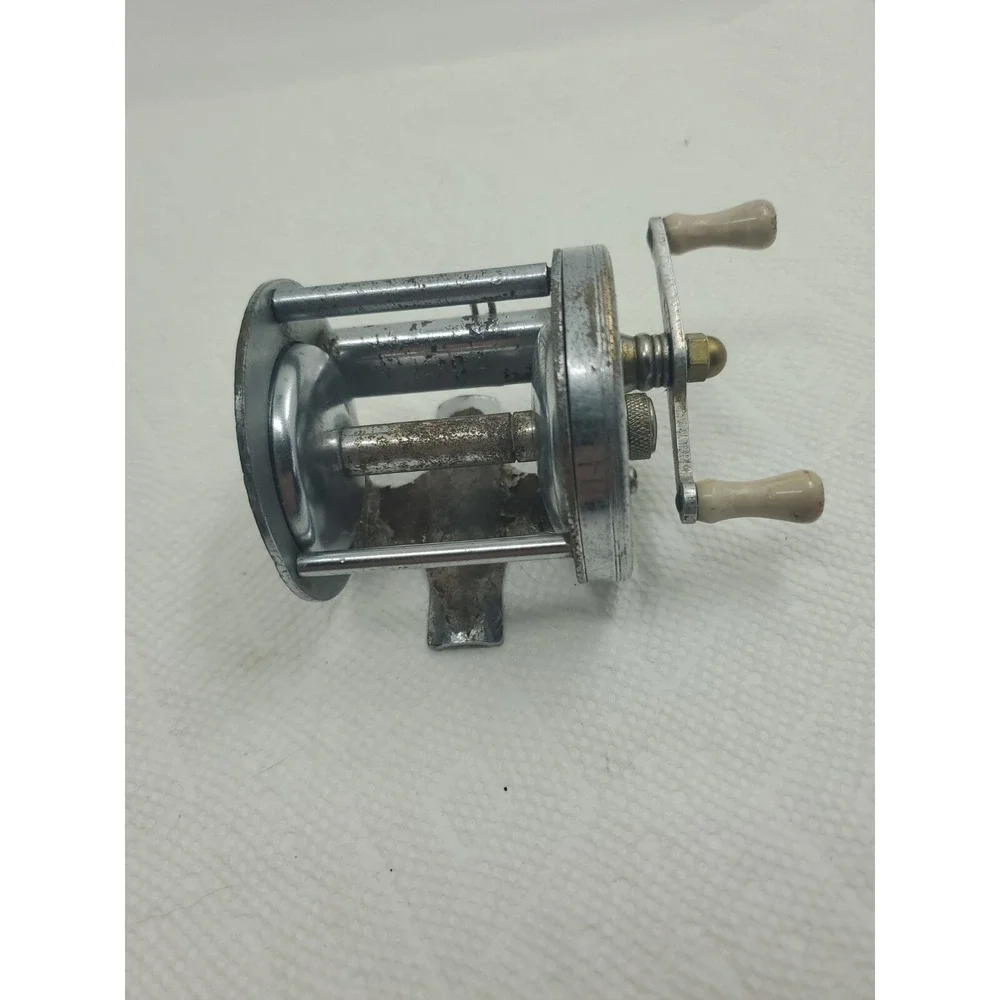 The Unbranded Brand vintage baitcasting
