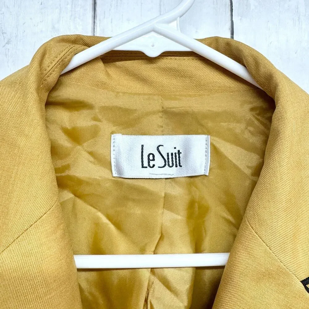 le suit