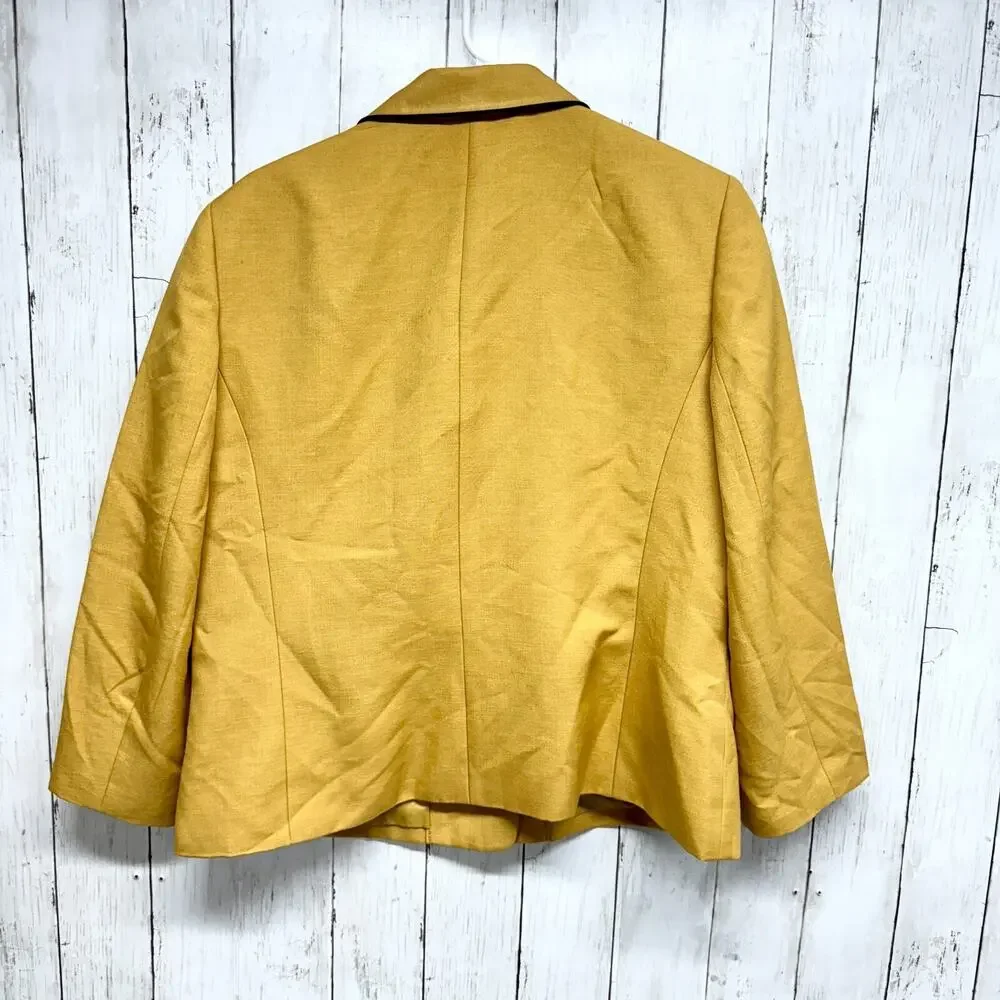 le suit