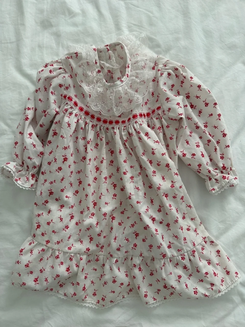 Vintage-Inspired White Dress with Red Floral Print and Lace Collar