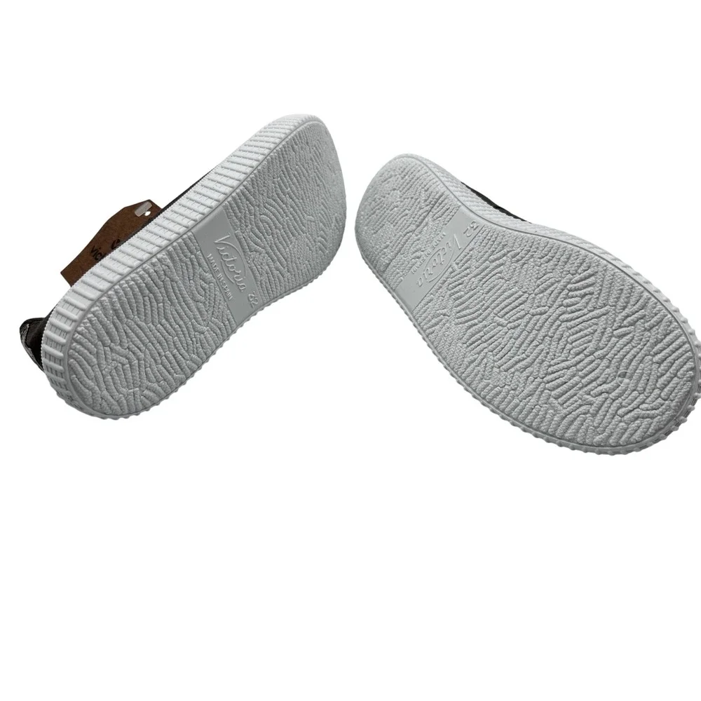 Victoria Slip On Sneakers Kids Taupe NWT Size 32 US 1 Model 06627